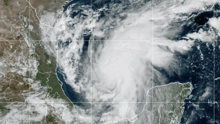 Huracán Isaías se fortalece en el Golfo de México