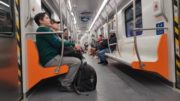 CDMX propone multas por ocupar asientos reservados del Metro