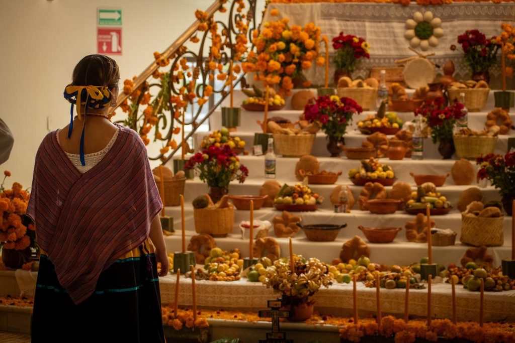 Sheinbaum celebra el Día de Muertos y destaca tradiciones mexicanas 1 Sheinbaum celebra el Día de Muertos y destaca tradiciones mexicanas