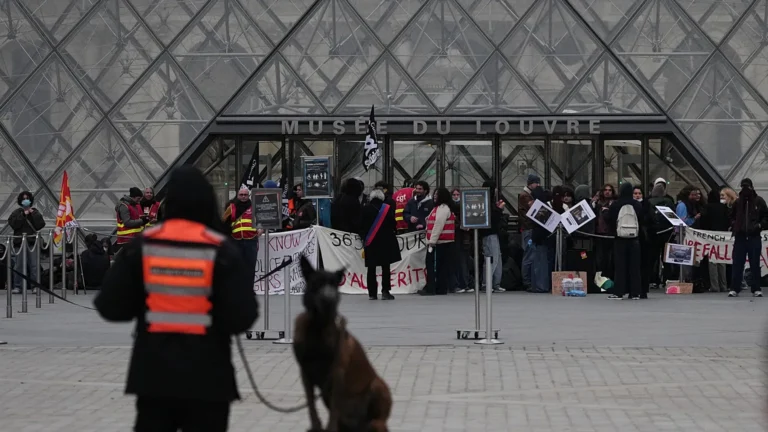Louvre cierra por protestas estudiantiles en París