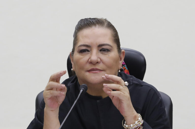 Sheinbaum pide auditar al INE tras renuncia de Taddei