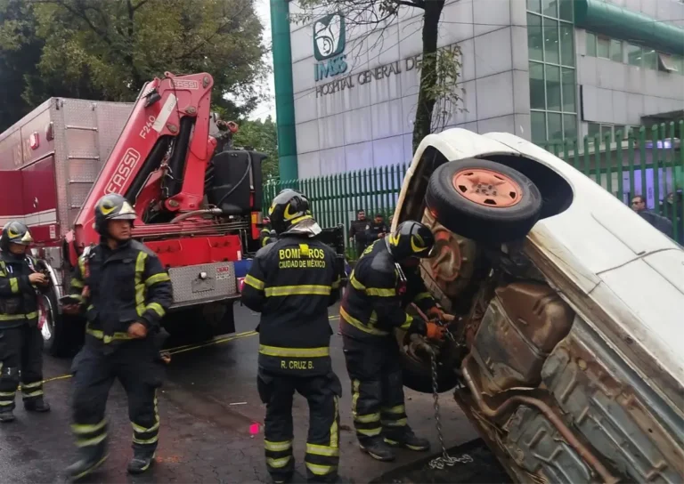 Auto cae en socavón frente al Hospital 27 del IMSS