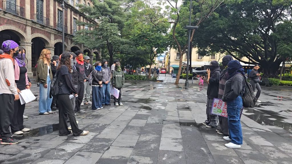 Estudiantes de la UAEM marchan por asesinatos y acoso 2 Estudiantes de la UAEM marchan por asesinatos y acoso