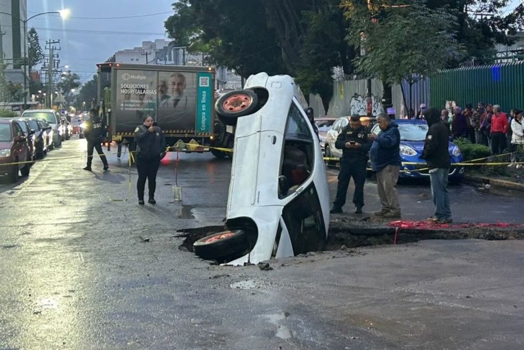 Auto cae en socavón frente al Hospital 27 del IMSS 1 Auto cae en socavón frente al Hospital 27 del IMSS