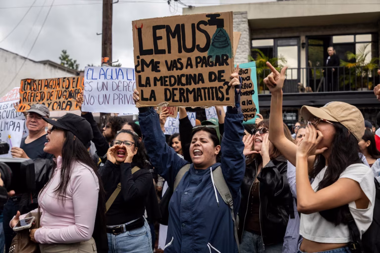 Guadalajara marcha por agua limpia y denuncia represión de Lemus