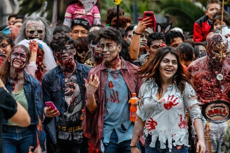 Marcha Zombie llena de terror Paseo de la Reforma