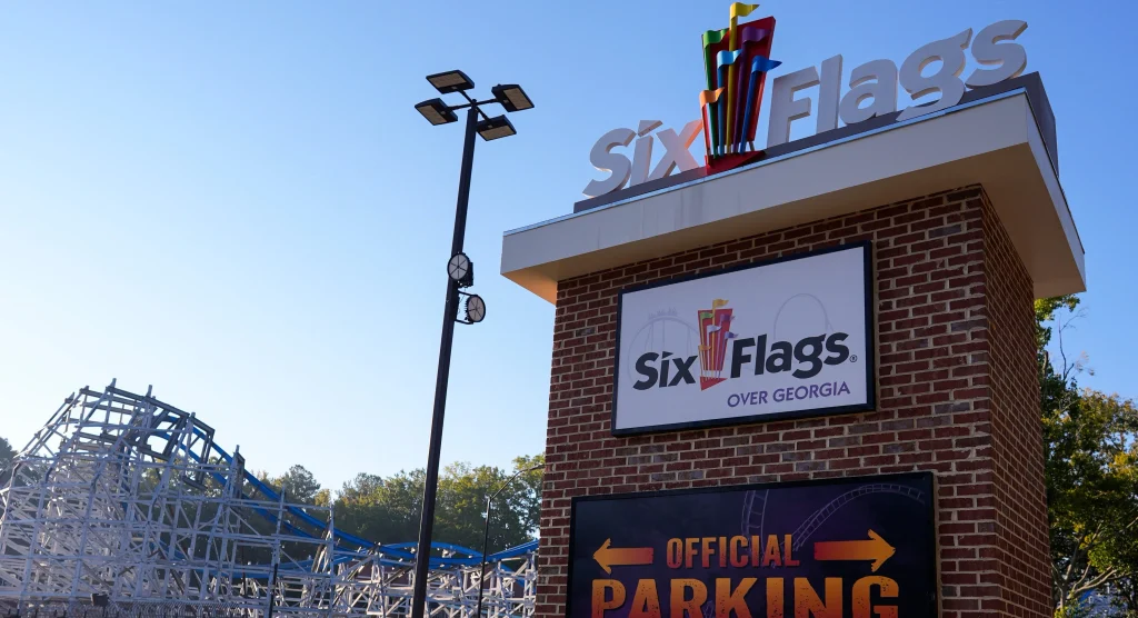 Hombre muere al salir expulsado de montaña rusa en Six Flags 2 Hombre muere al salir expulsado de montaña rusa en Six Flags