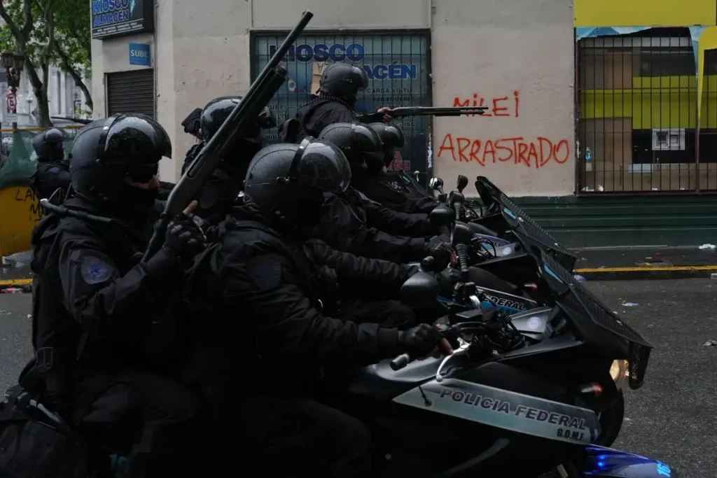 Argentina: represión deja heridos y detenidos en marcha universitaria 2 Argentina: represión deja heridos y detenidos en marcha universitaria