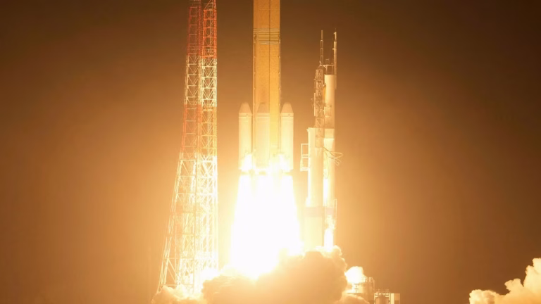 Japón lanza sonda para recoger muestras de una luna de Marte