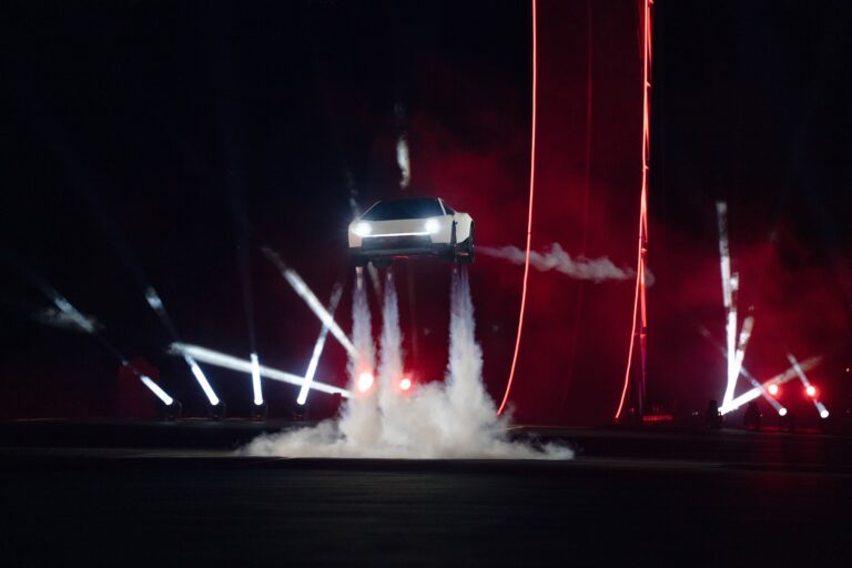 Elon Musk presenta el Tesla Roadster con propulsores