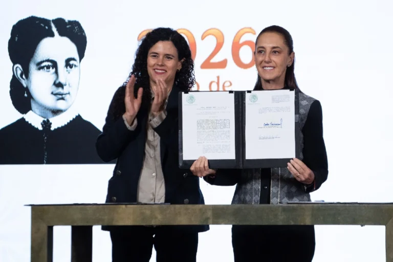 Sheinbaum firma reforma sobre doble nacionalidad
