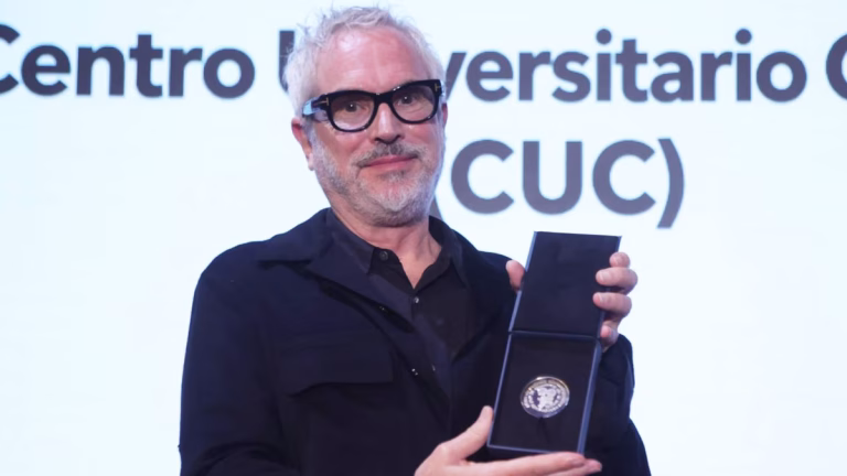Alfonso Cuarón recibe la Medalla Filmoteca de la UNAM