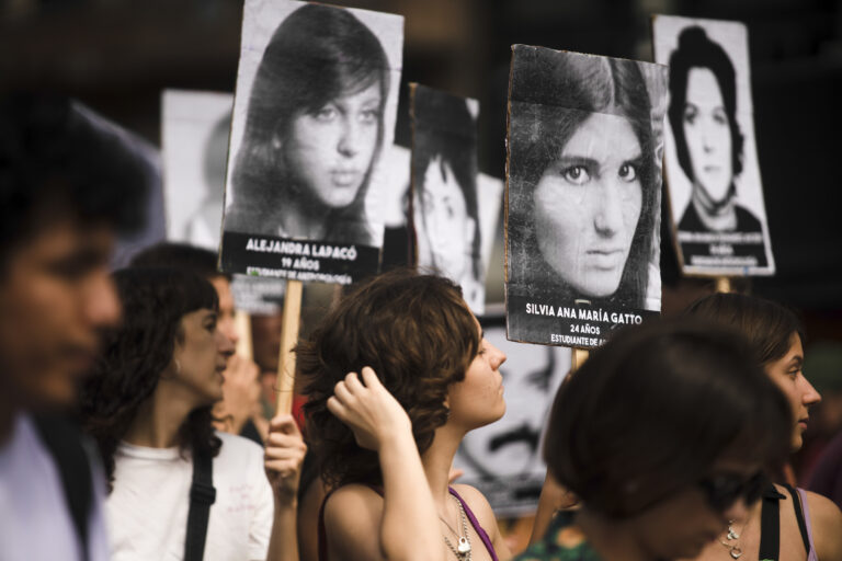 Argentina identifica a ocho desaparecidos de la dictadura