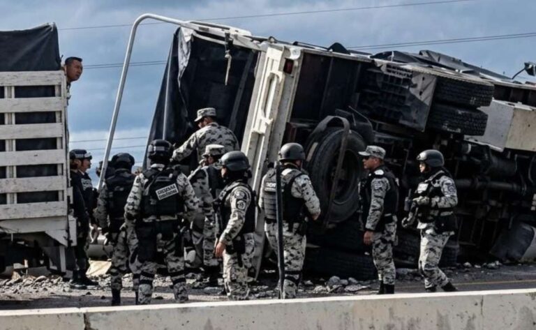 Vuelca camión de la Guardia Nacional en carretera Mérida-Campeche