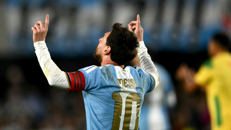 Messi se despide de Argentina con gol y lágrimas
