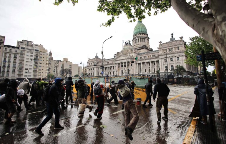 Argentina: represión deja heridos y detenidos en marcha universitaria