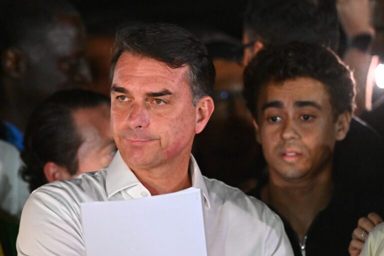 Flávio Bolsonaro llega a EU tras perder las elecciones en Brasil
