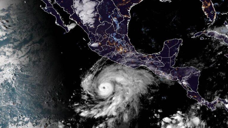 Huracán Vance provoca lluvias y oleaje elevado en México