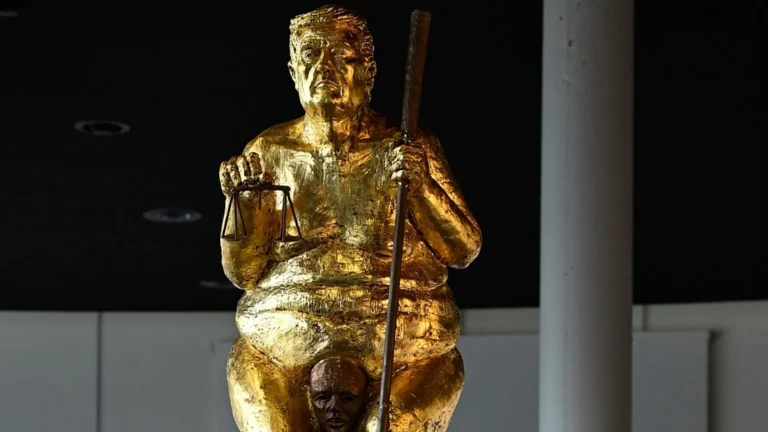 Instalan estatua dorada de Trump desnudo en Estrasburgo