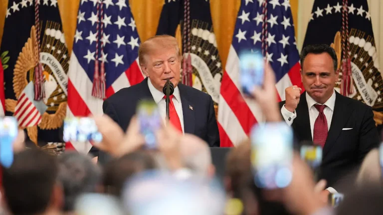 Juez de EU frena sanciones de Trump contra grupos que apoyan a la CPI