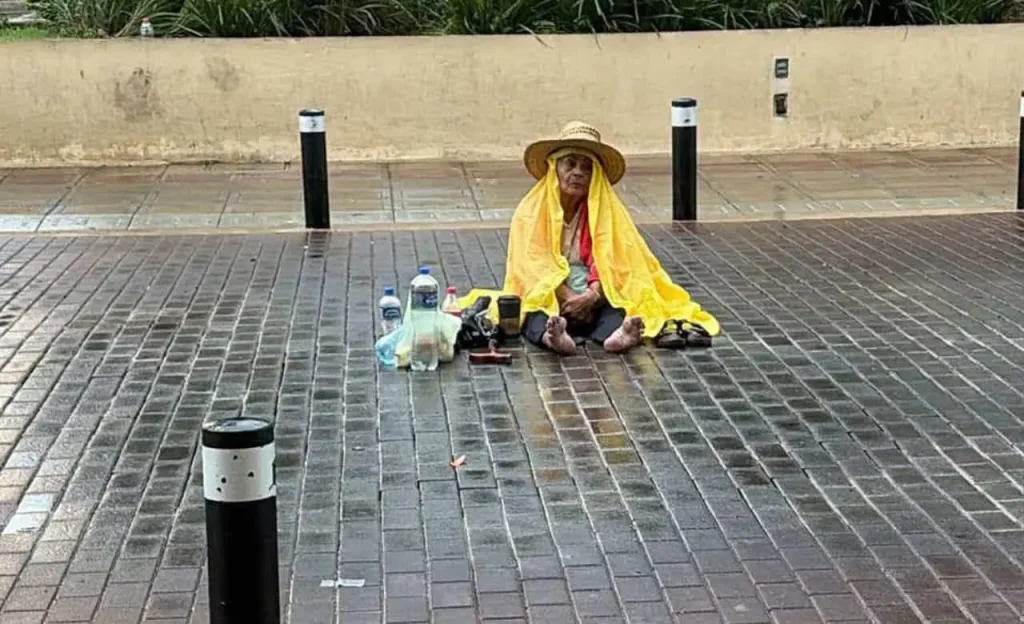 Josefina Ramos protesta bajo la lluvia en Yucatán 1 Josefina Ramos protesta bajo la lluvia en Yucatán