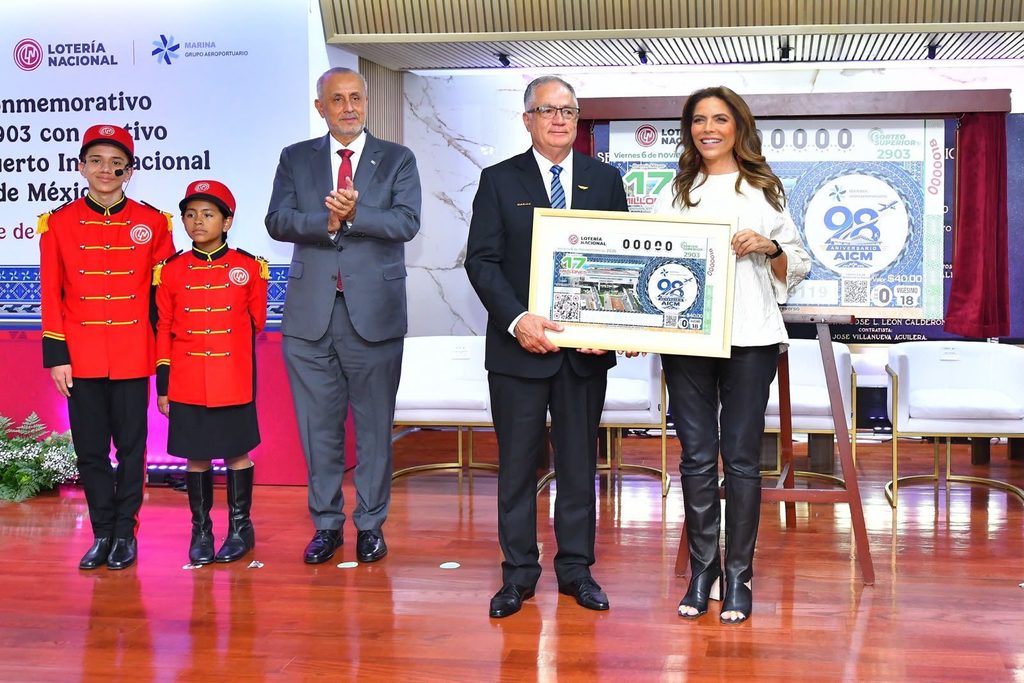 AICM celebra 98 años con billete de la Lotería Nacional 1 AICM celebra 98 años con billete de la Lotería Nacional