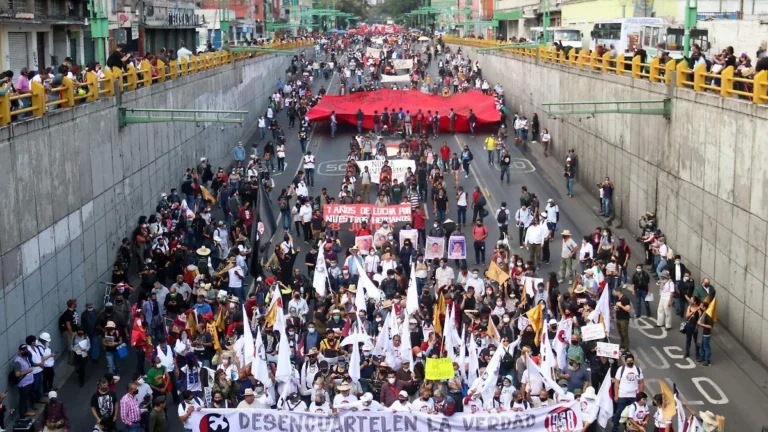 Marcha del 2 de octubre reúne a 8 mil personas