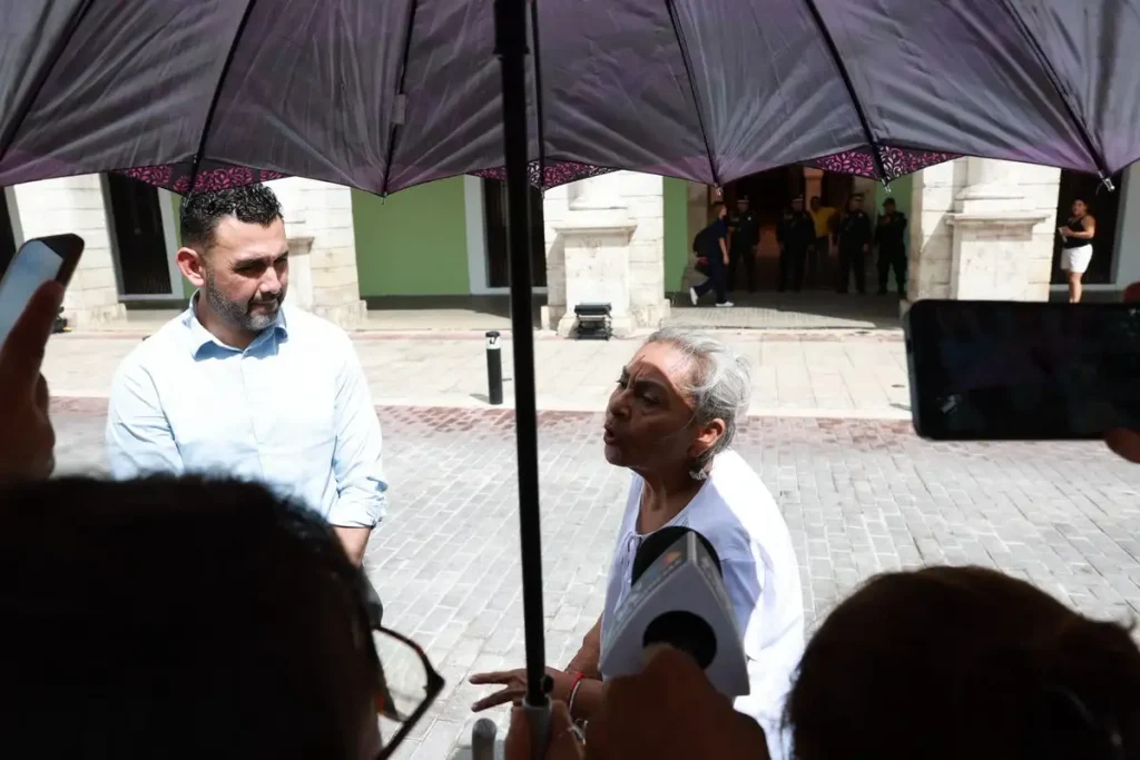 Josefina Ramos protesta bajo la lluvia en Yucatán 2 Josefina Ramos protesta bajo la lluvia en Yucatán