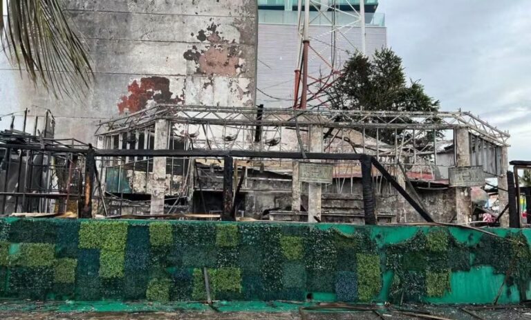 Incendio consume restaurante de mariscos en Boca del Río