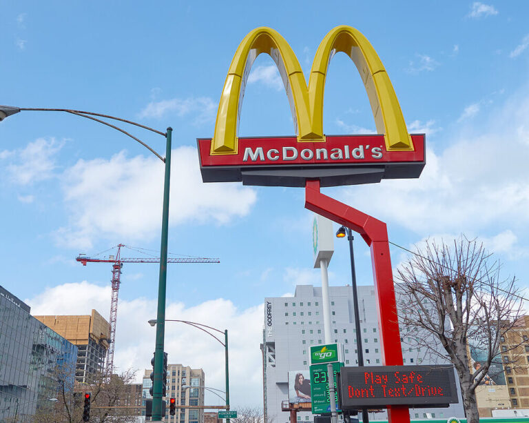 Demandan a McDonald’s por supuesto uso de IA para fijar precios