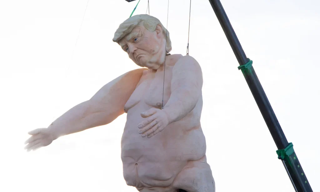 Instalan estatua dorada de Trump desnudo en Estrasburgo 2 Instalan estatua dorada de Trump desnudo en Estrasburgo
