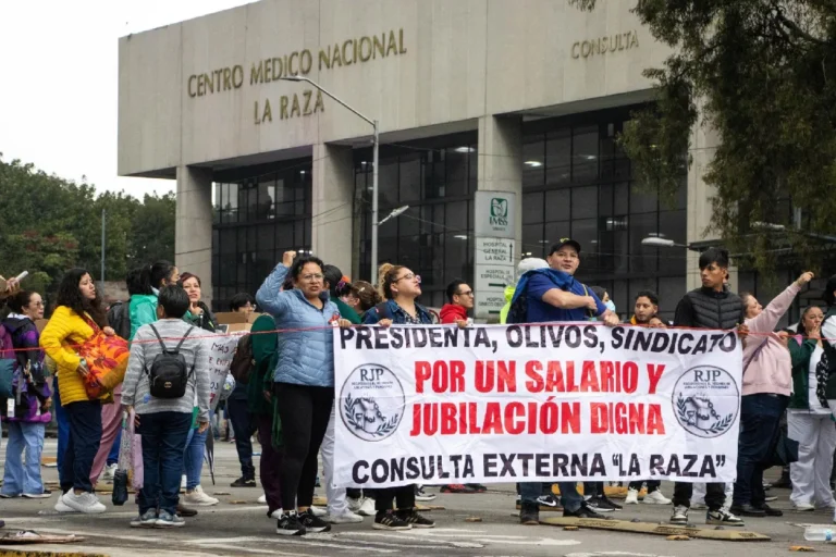 Trabajadores del IMSS protestan en 13 estados por salarios