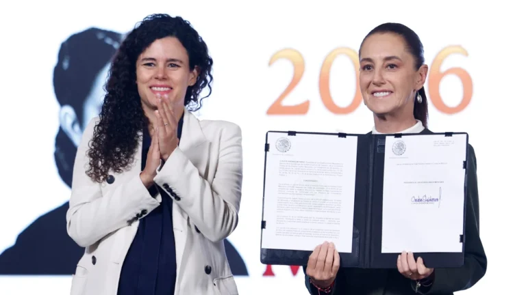 Sheinbaum firma decreto para retirar contenido violento contra menores