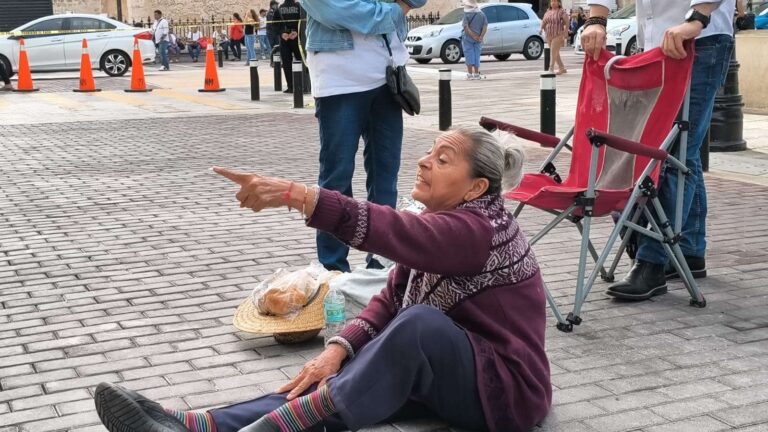Josefina Ramos protesta bajo la lluvia en Yucatán