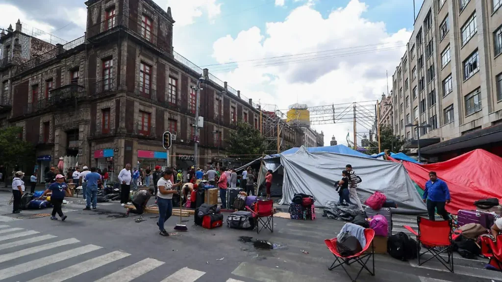 Instalan plantón por vivienda en el Centro Histórico 1 Instalan plantón por vivienda en el Centro Histórico