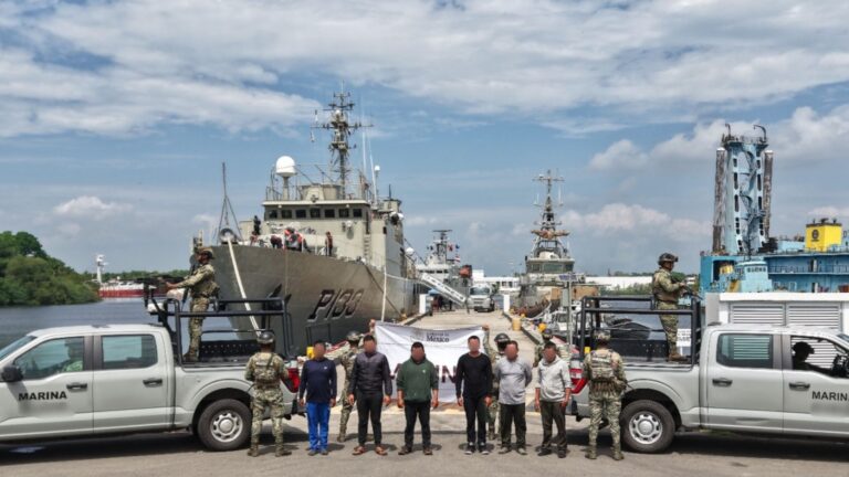 Marina rescata a seis migrantes frente a costas de Chiapas