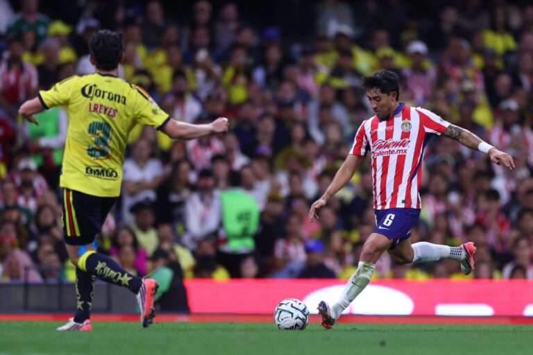 Chivas vence 2-0 al América en el Clásico Nacional