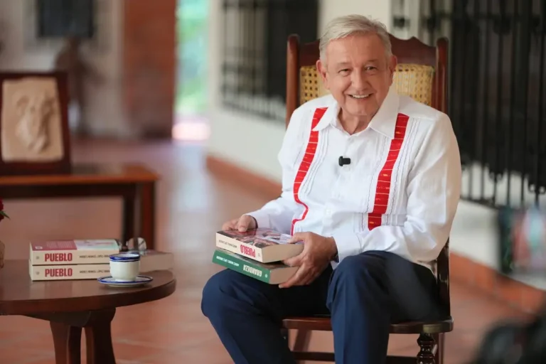 López Obrador reaparece y presenta su libro Pueblo