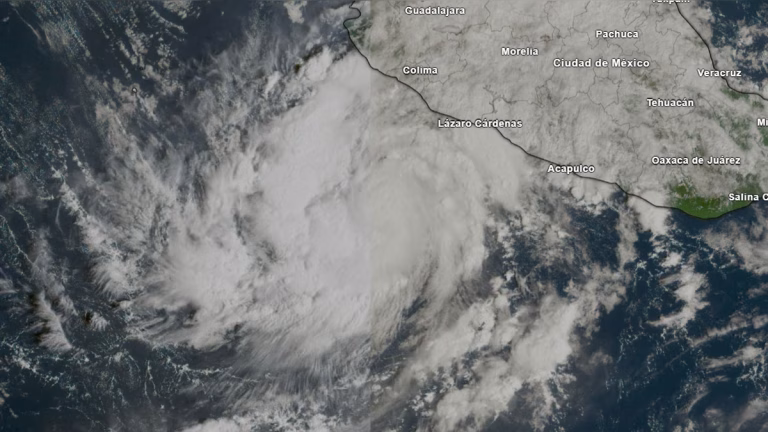 Huracán Simon se fortalece y amenaza costas de Jalisco y Colima