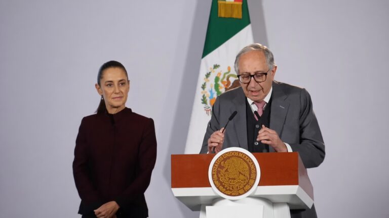 Sheinbaum reconoce a médicos por su labor y humanismo
